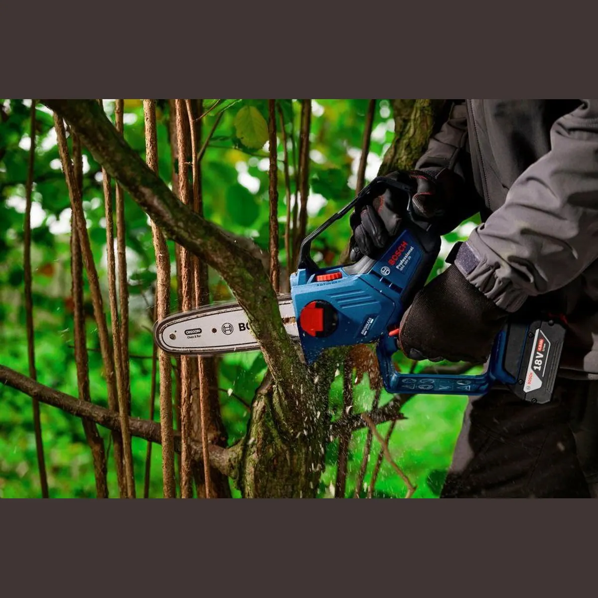 Bosch Professional GKE 18V-20, kompakte Akku-Kettensäge, kraftvoll und ergonomisch 4