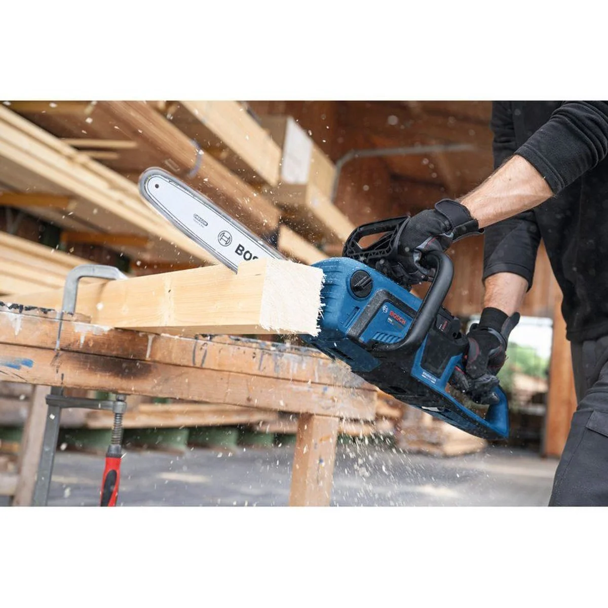Bosch Professional GKE18V-30 Akku-Kettensäge, kraftvoll & leise 3