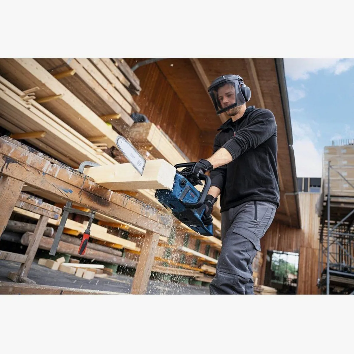 Bosch Professional GKE18V-30 Akku-Kettensäge, kraftvoll & leise 5