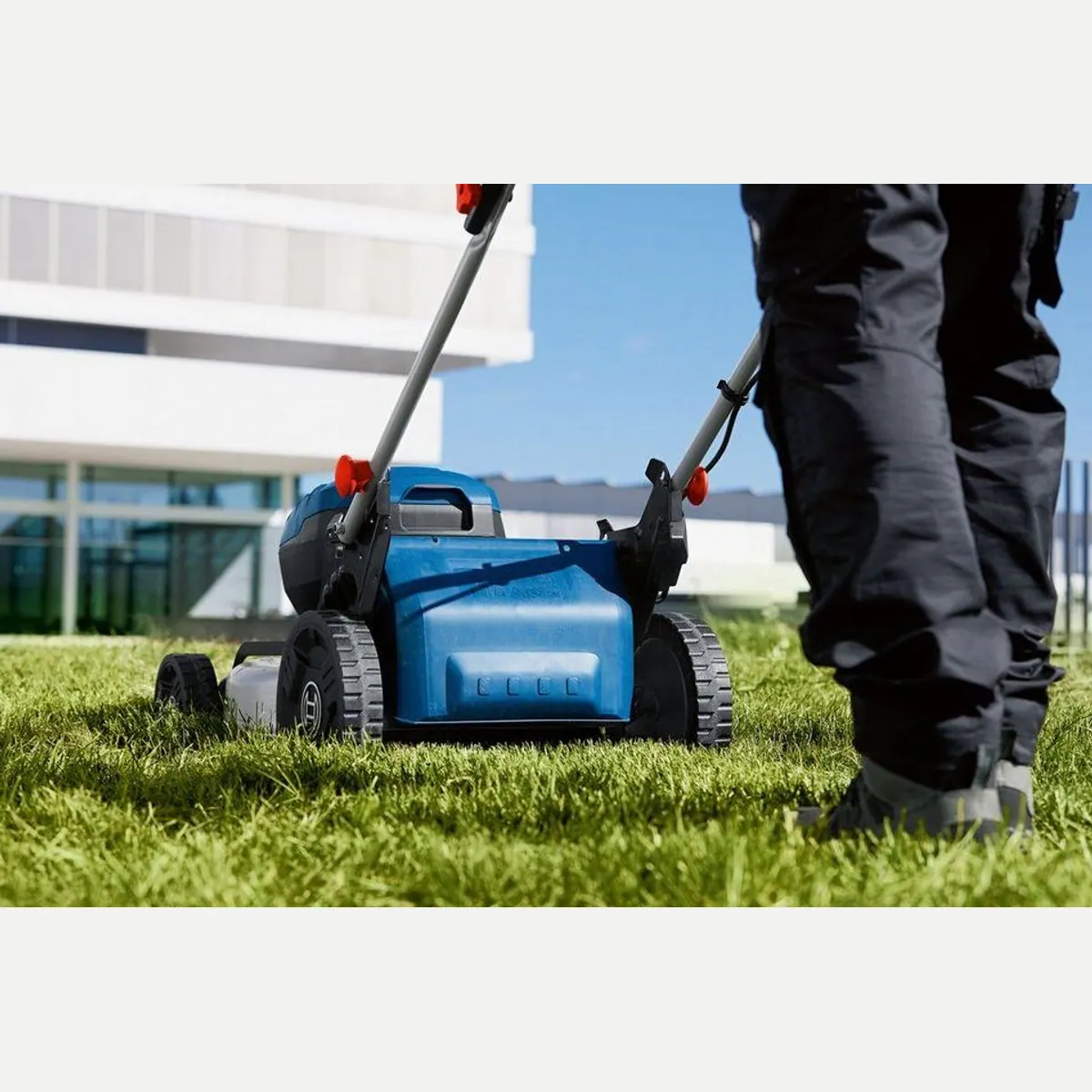 Bosch Professional GRA 18V2-46, leistungsstarker Akkurasenmäher mit 46 cm Schnittbreite 4