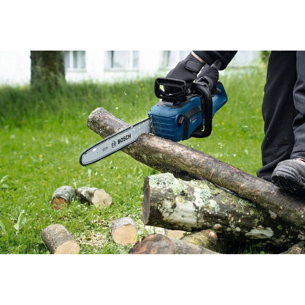 Bosch Professional GKE 18V-40, kraftvoller bürstenloser Motor, OptiCut Technologie, 40-cm-Schwert 4