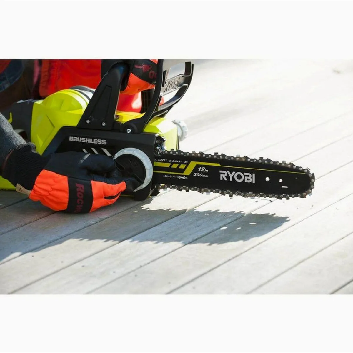 RYOBI Akku-Kettensäge ONE+, bürstenloser Motor, 30 cm Schwert, Zweihandgriff 4